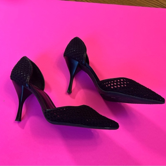 Vince Camuto Black Crochet Pumps Size 8 1/2 - Picture 7 of 14